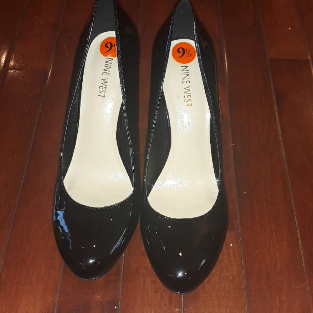 Nine West Black Patent Pumps 9.5